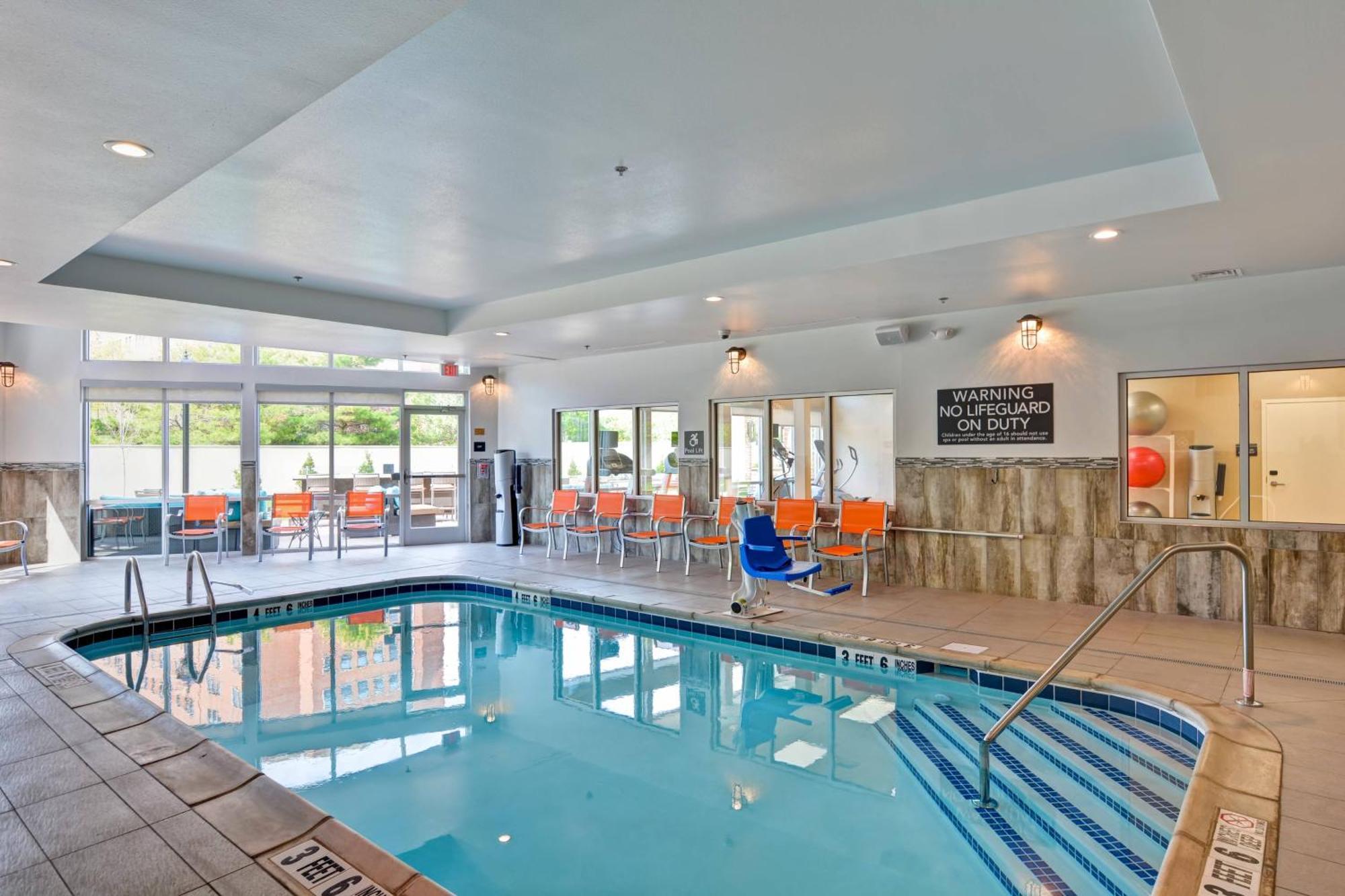 Готель Courtyard By Marriott Long Island Islip/Courthouse Complex Централ-Айсліп Екстер'єр фото