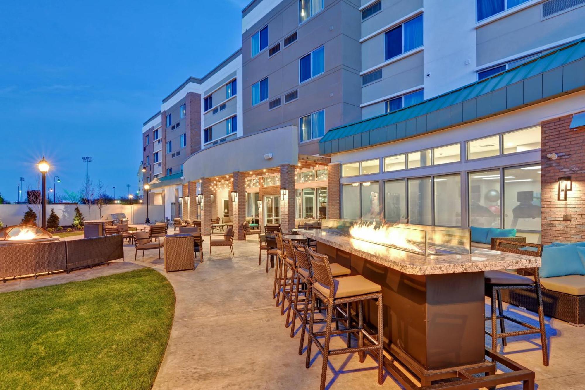 Готель Courtyard By Marriott Long Island Islip/Courthouse Complex Централ-Айсліп Екстер'єр фото