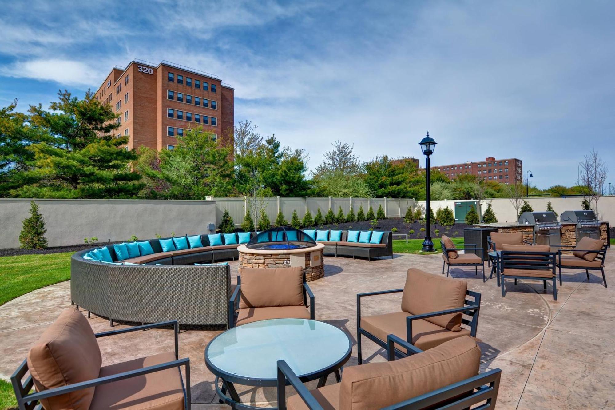 Готель Courtyard By Marriott Long Island Islip/Courthouse Complex Централ-Айсліп Екстер'єр фото