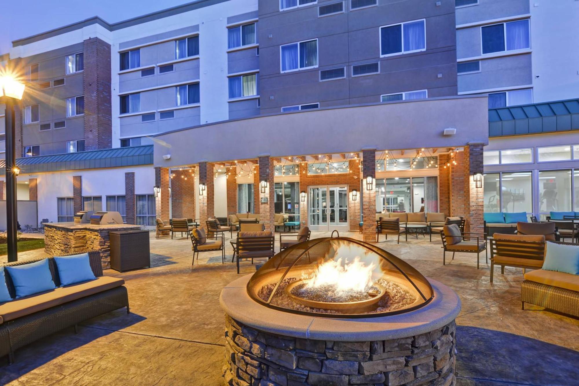 Готель Courtyard By Marriott Long Island Islip/Courthouse Complex Централ-Айсліп Екстер'єр фото