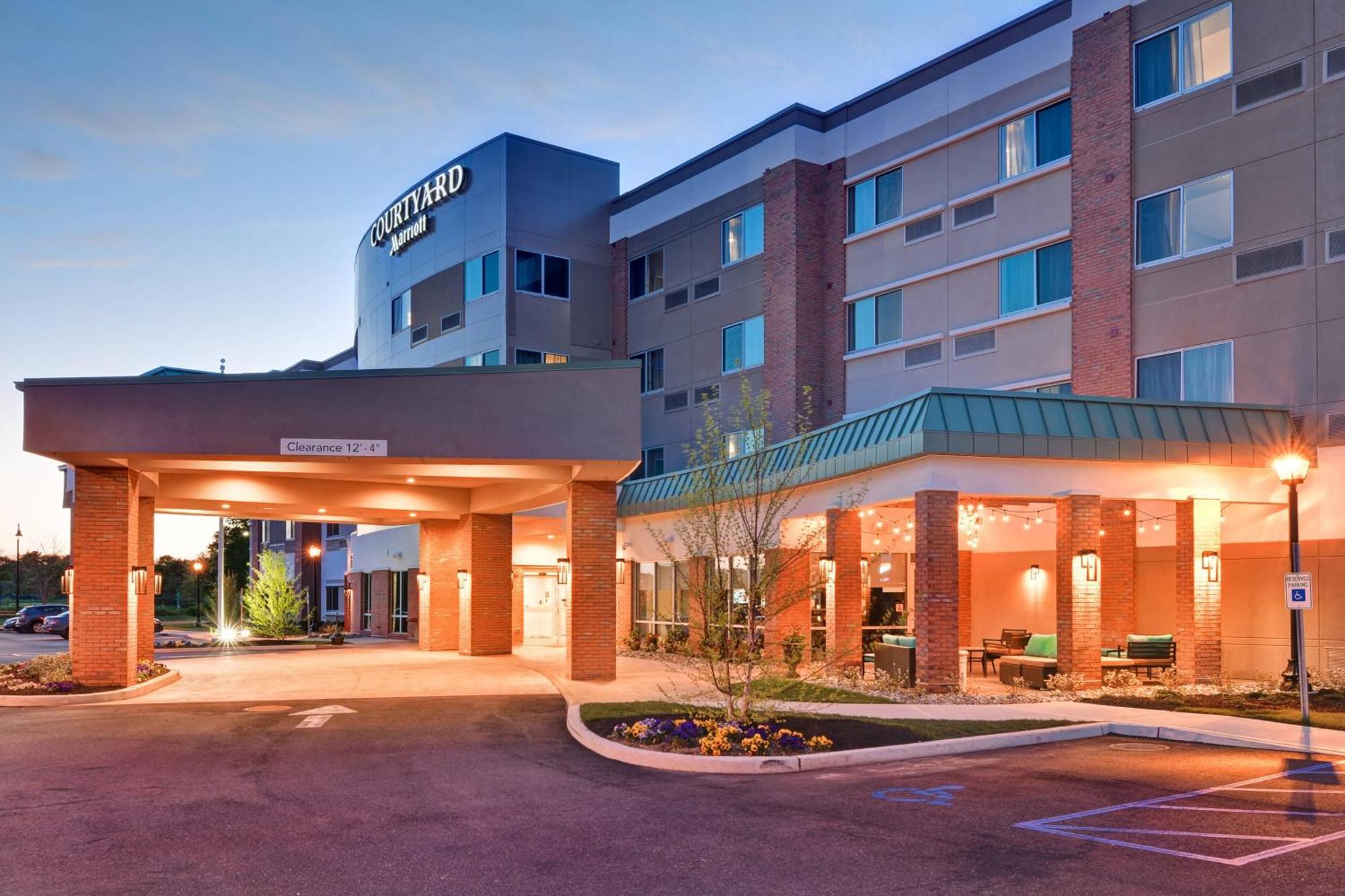Готель Courtyard By Marriott Long Island Islip/Courthouse Complex Централ-Айсліп Екстер'єр фото